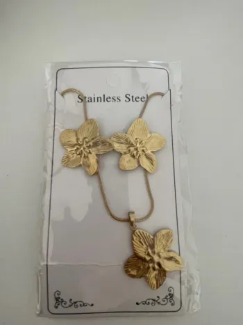 Collier et boucles d’oreilles, fleurs