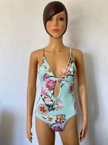 Maillot de bain 1 pièce bleu ciel à motifs floraux de chez Pull&Bear, taille S.