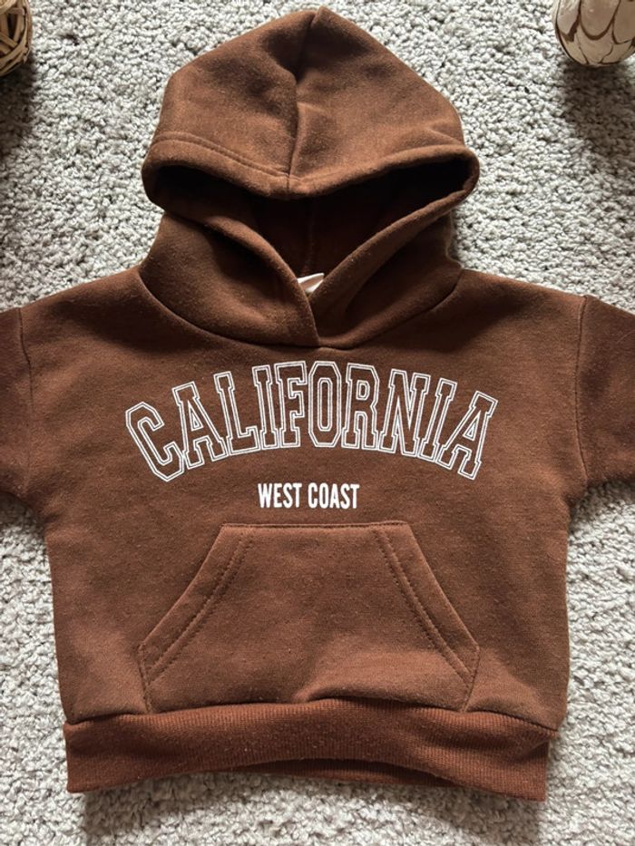 🌺Sweat à capuche marron style US écrit California Taille 6mois/68cm🌺 - photo numéro 2