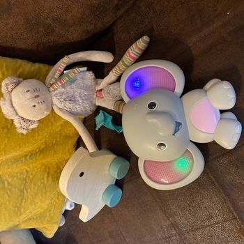 Lot jouets bébé avec éléphant bruit blanc