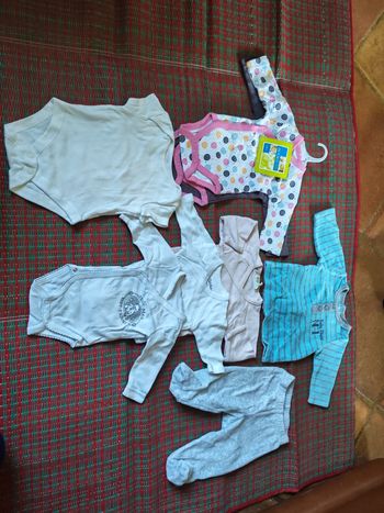 Lot de 7 pièces 0-1 mois bébé bodies et autres vêtements