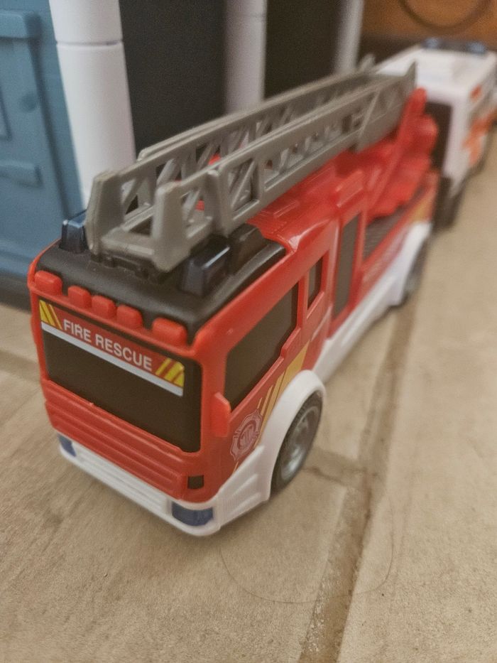 Caserne de pompiers avec gendarme et ambulance - photo numéro 7