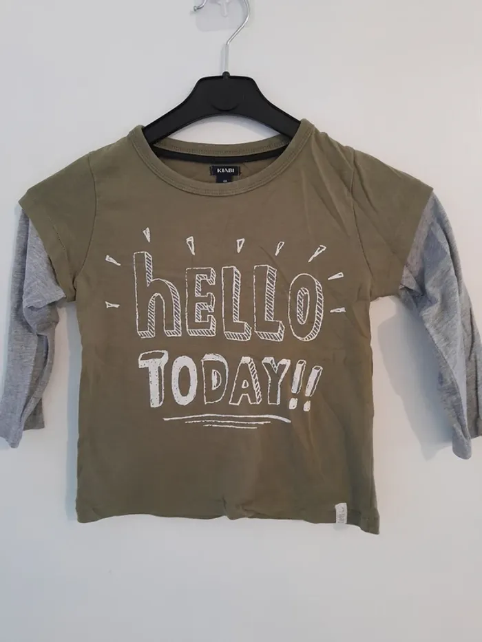 Tee-shirt, couleur kaki/gris, Marque Kiabi, taille 4ans - manches longues