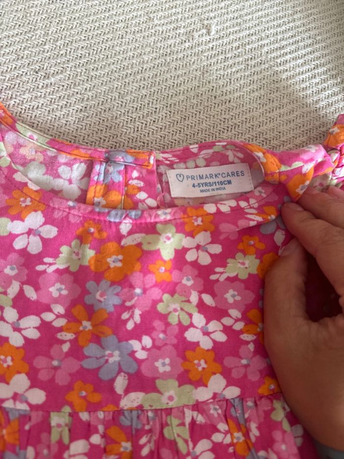Robe fleurie Primark 4/5ans - photo numéro 2