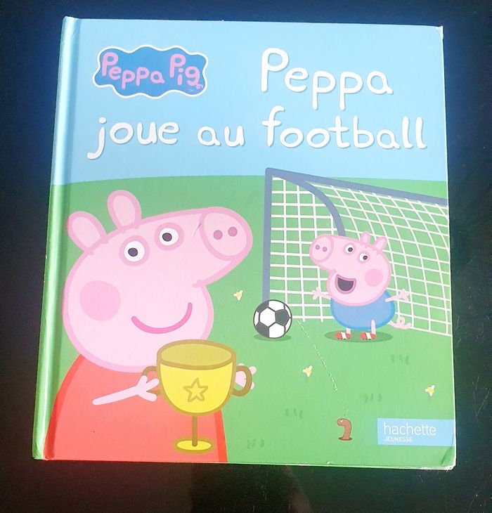 Livre Peppa joue au football
