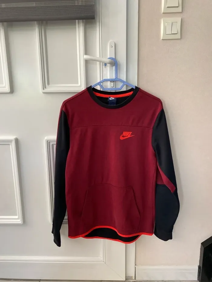 Superbe sweat Nike vintage bordeaux et noir taille S/36 en très bon état général