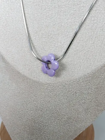 Collier argenté avec fleur violette en résine – Bijou pop coloré
