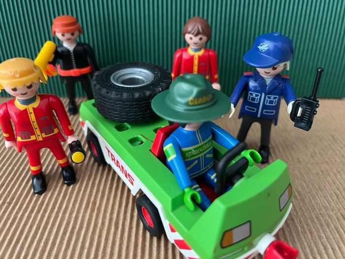 Lot  Playmobil + voiture - photo numéro 2