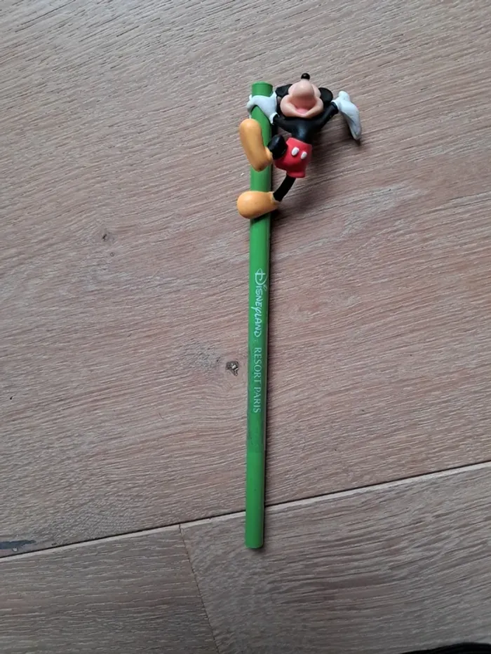 Crayon Mickey Disneyland ressort Paris
