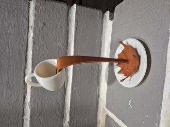 Tasse en lévitation