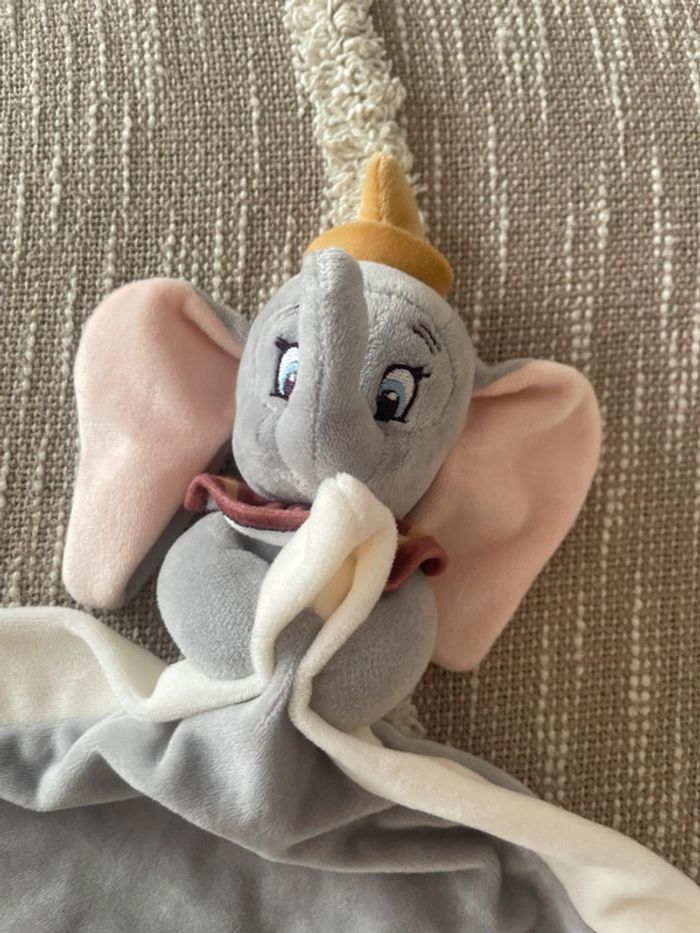 Peluche doudou plat mouchoir 38cm Disney dumbo éléphant gris parfait état - photo numéro 3