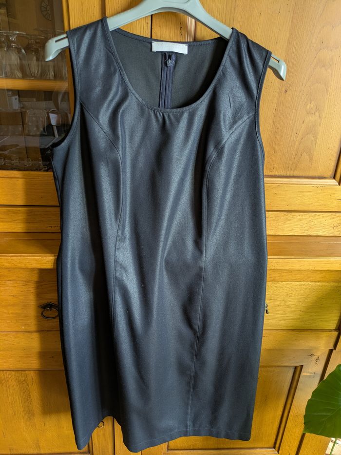 Jolie robe élégante et agréable à porter. - photo numéro 2