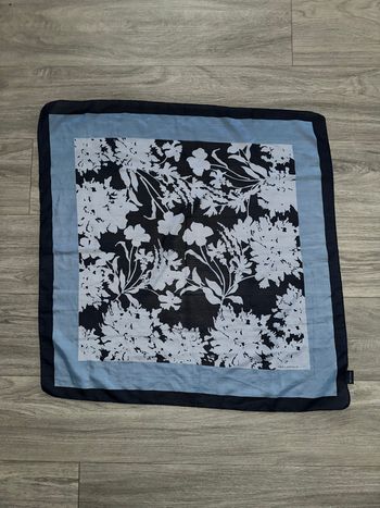 Foulard étole à fleurs bleu marine et bleu ciel Ted Lapidus Vintage 75x75cm
