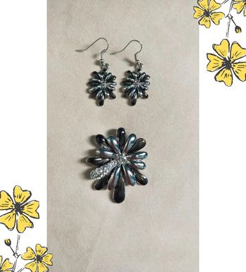 Parure pendentif + boucles d’oreilles – Fleur métal argenté & strass