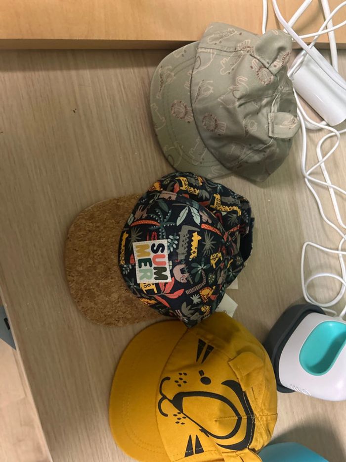 Lot de trois casquettes