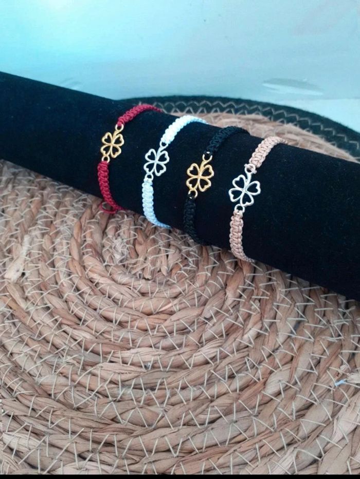 Bracelet macramé  breloques trèfle à  4  feuilles n°10