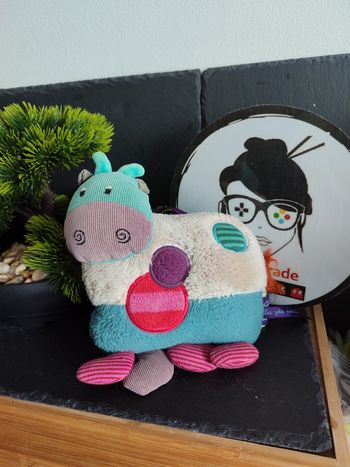 Doudou Vache musical Jolis pas beaux moulin rety peluche bleu beige rouge Violet