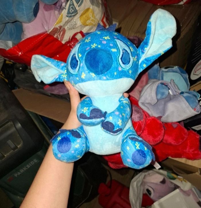 Peluche Stitch à accrocher à une fenêtre
