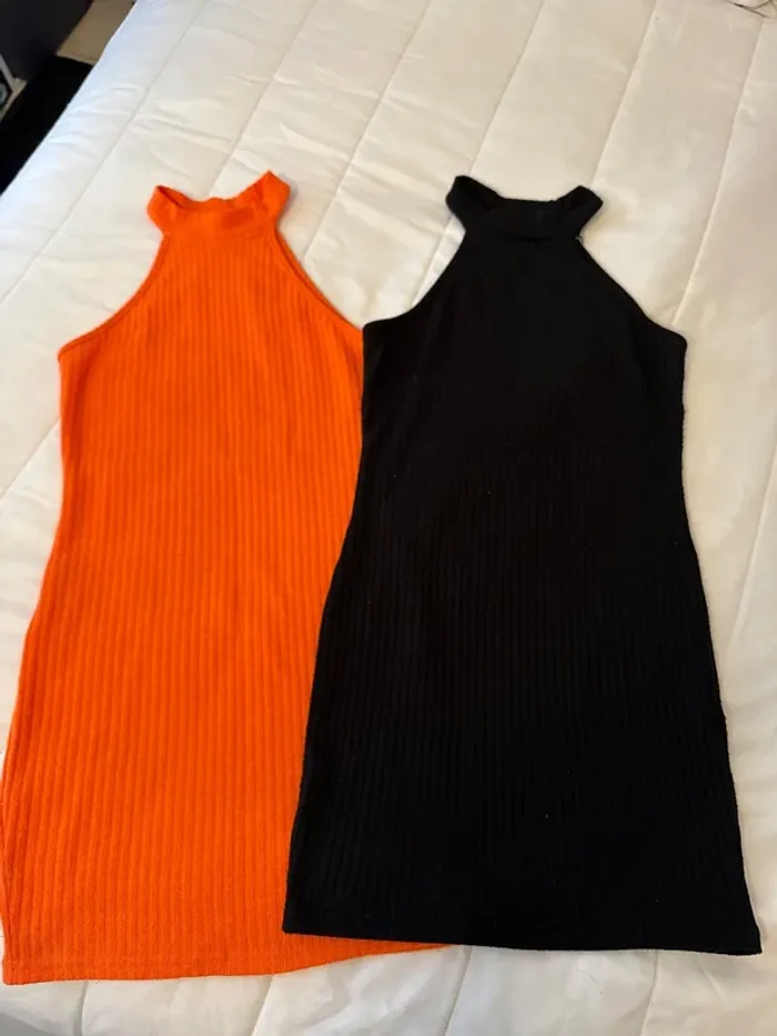 Lot deux robes 10 ans une orange et une noir