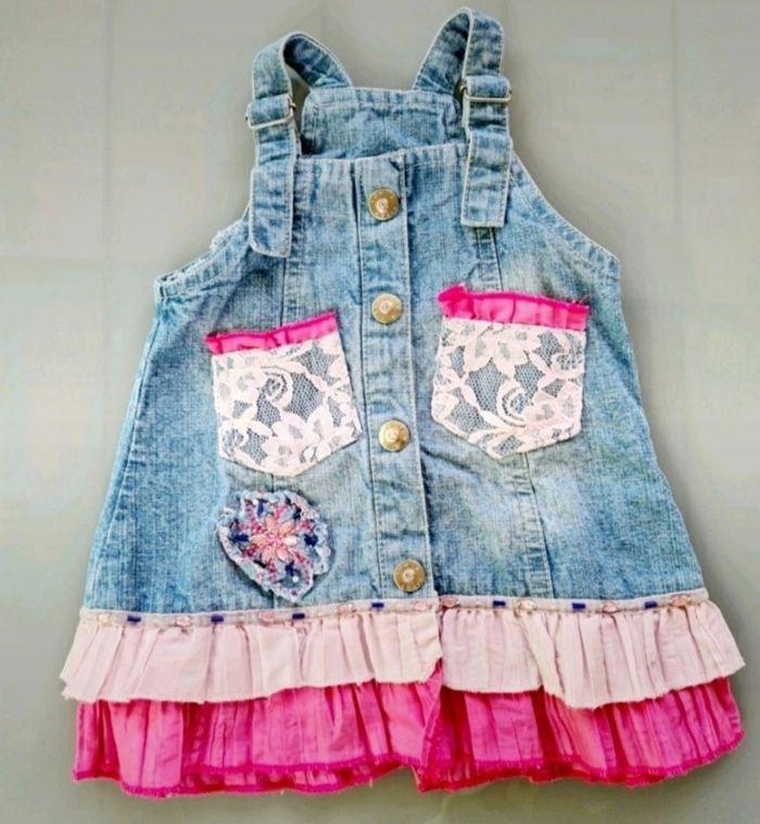 Robe jean bleue et rose dentelles et volants 6 mois en excellent état