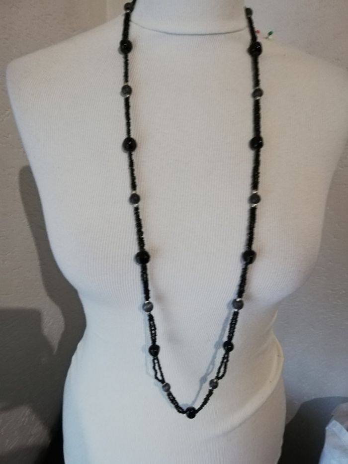 collier noir et gris