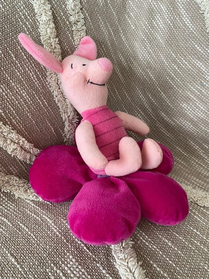 Peluche doudou 25cm Disney Winnie porcinet cochon rose assise sur une fleur très bon état - photo numéro 2