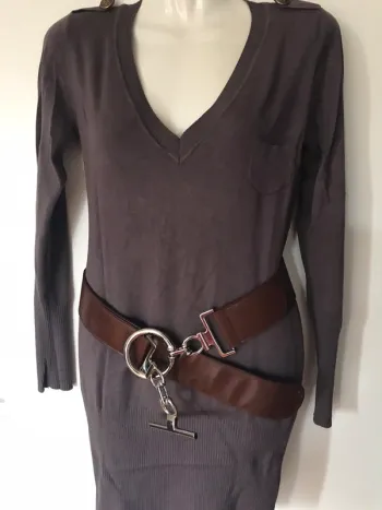 Robe pull courte moulante col v