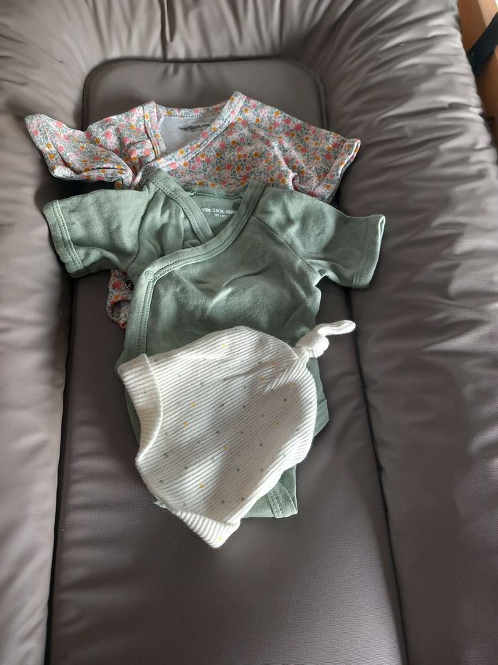 2 Bodys neufs naissance et bonnet - photo numéro 1