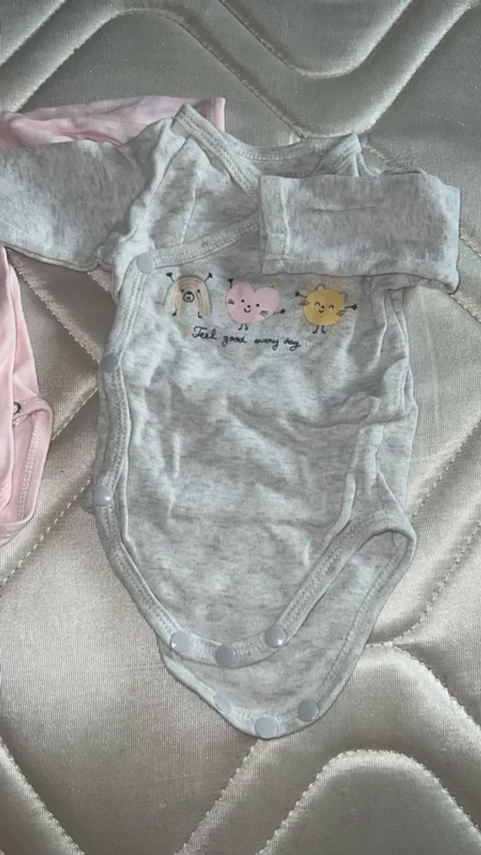 Lot de 2 bodys - photo numéro 2