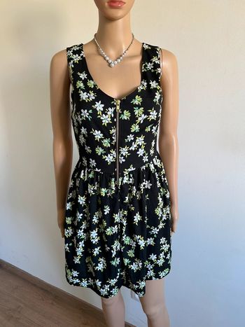 Robe noire et fleurie neuve sans manches New Look taille 36 (valeur 25€)