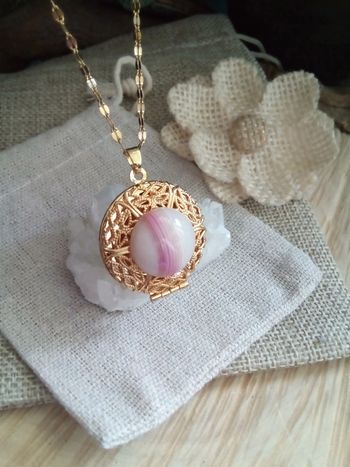 Collier médaillon ouvrable pierre d'agate naturelle