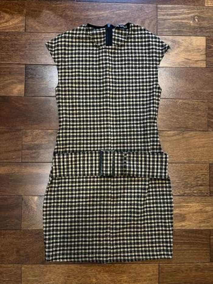 Robe interlock serre cintré avec ceinture noir et sable à carreaux pied de poule taille XS zara - photo numéro 4