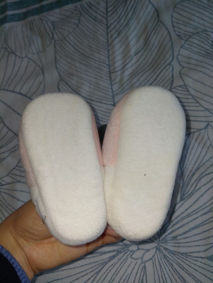 Chaussons Minnie Mouse. Polaire. Taille 6 mois - photo numéro 2