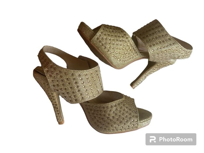 Très jolie paire de sandales à talons