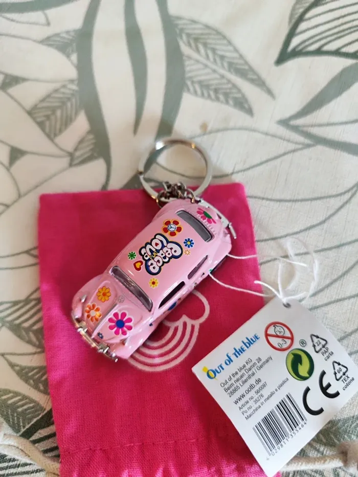 Porte-clés voiture coccinelle de volkswagen rose design 70s peace an love - photo numéro 2