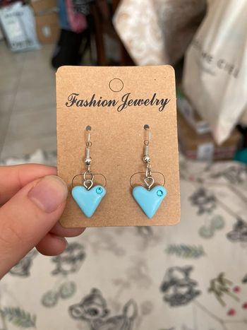 Boucles d’oreilles cœurs bleus avec petit strass en pâte fimo.