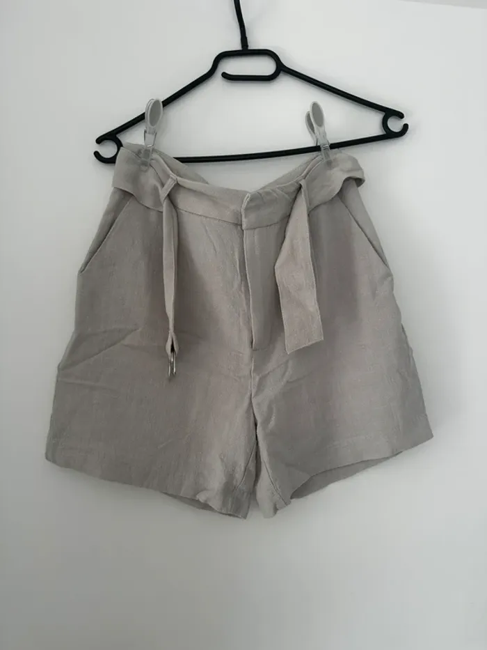Short en lin beige avec ceinture