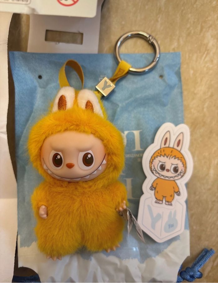 Labubu pin for love lettre Y - photo numéro 2