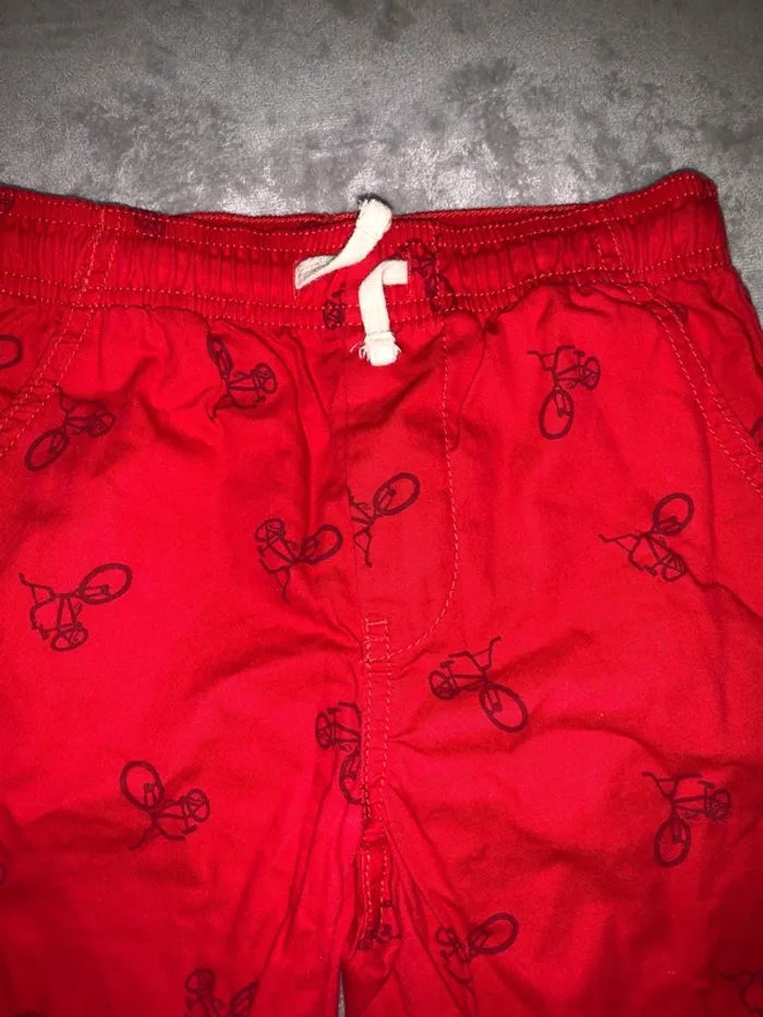 Short rouge pour enfant avec motifs vélo - photo numéro 2