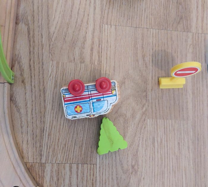 Lot complet de circuits, chemin de fer en bois, trains, voitures etc - photo numéro 9