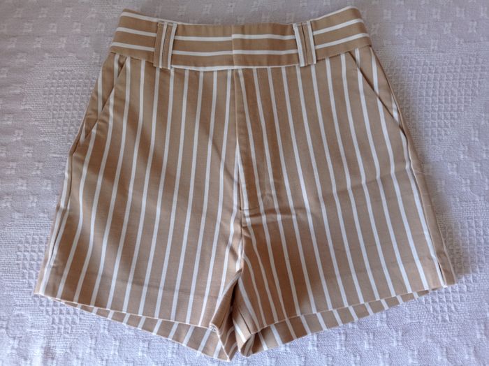 SHORT STRADIVARIUS Rayé Beige/Blanc.