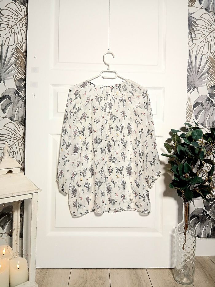 Blouse Gémo – Taille 42 – Blanc cassé motif floral – Légère & fluide
- photo numéro 2