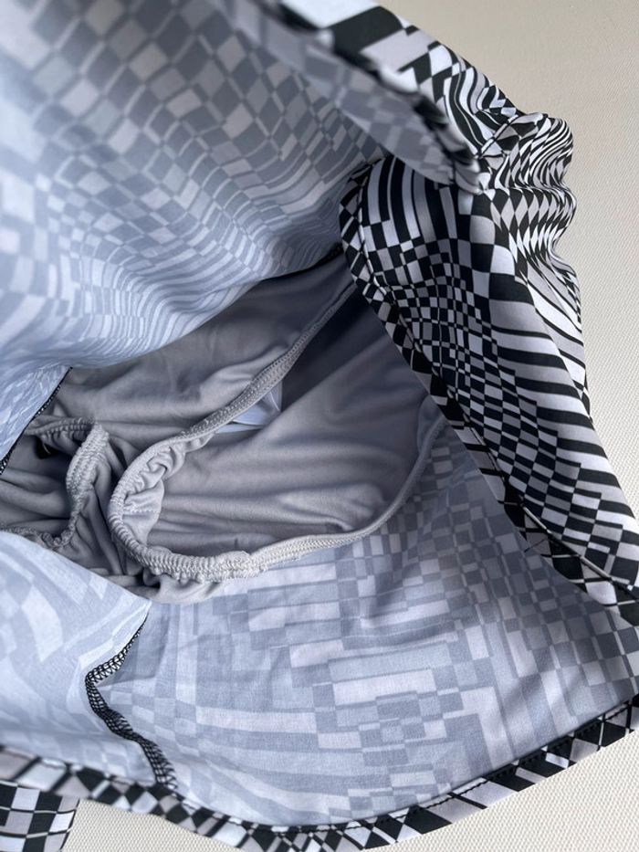 Short neuf & étiquetté Nike running Dri Fit motif damier psychédélique - photo numéro 3