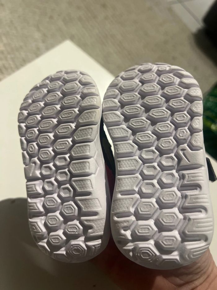 Baskets bébé Nike performance pointure 18.5 - photo numéro 4