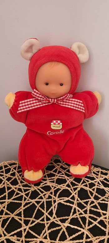 Doudou poupée hochet Corolle rouge Miel - 21 cm