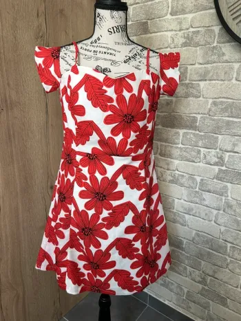 Robe blanche et rouge taille M