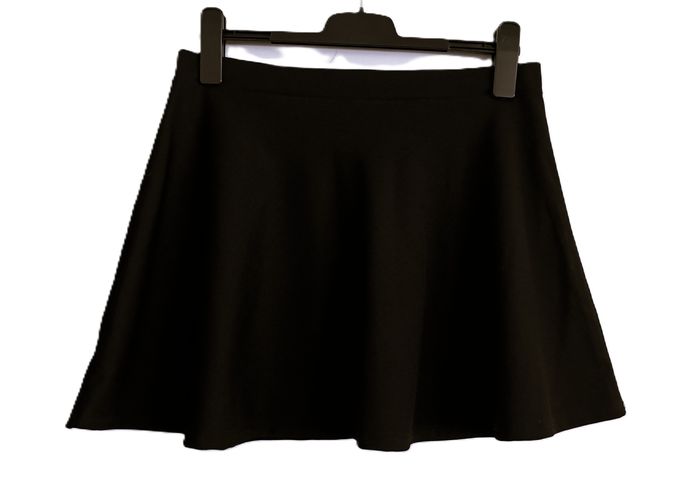 Mini jupe noire. Forme trapèze. New Collection. Taille 40 - photo numéro 2