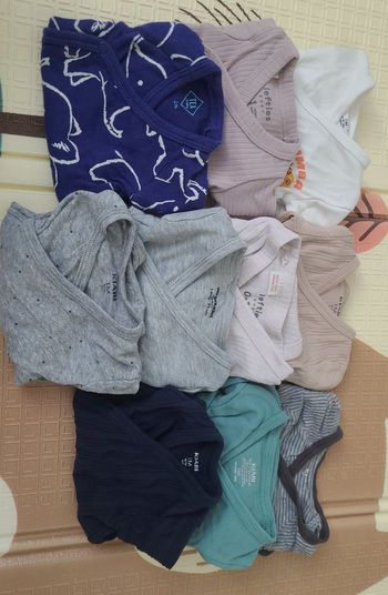  lot de 18 vêtements bébé – taille 1 mois (52-56 cm)