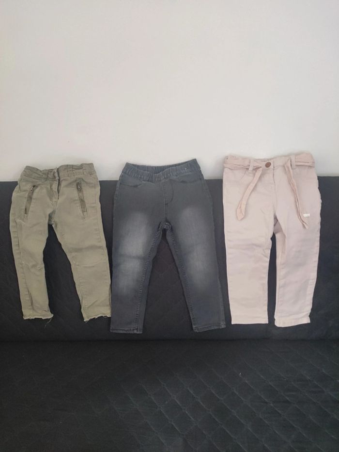 Lot de 3 pantalons. 2 et 3 ans