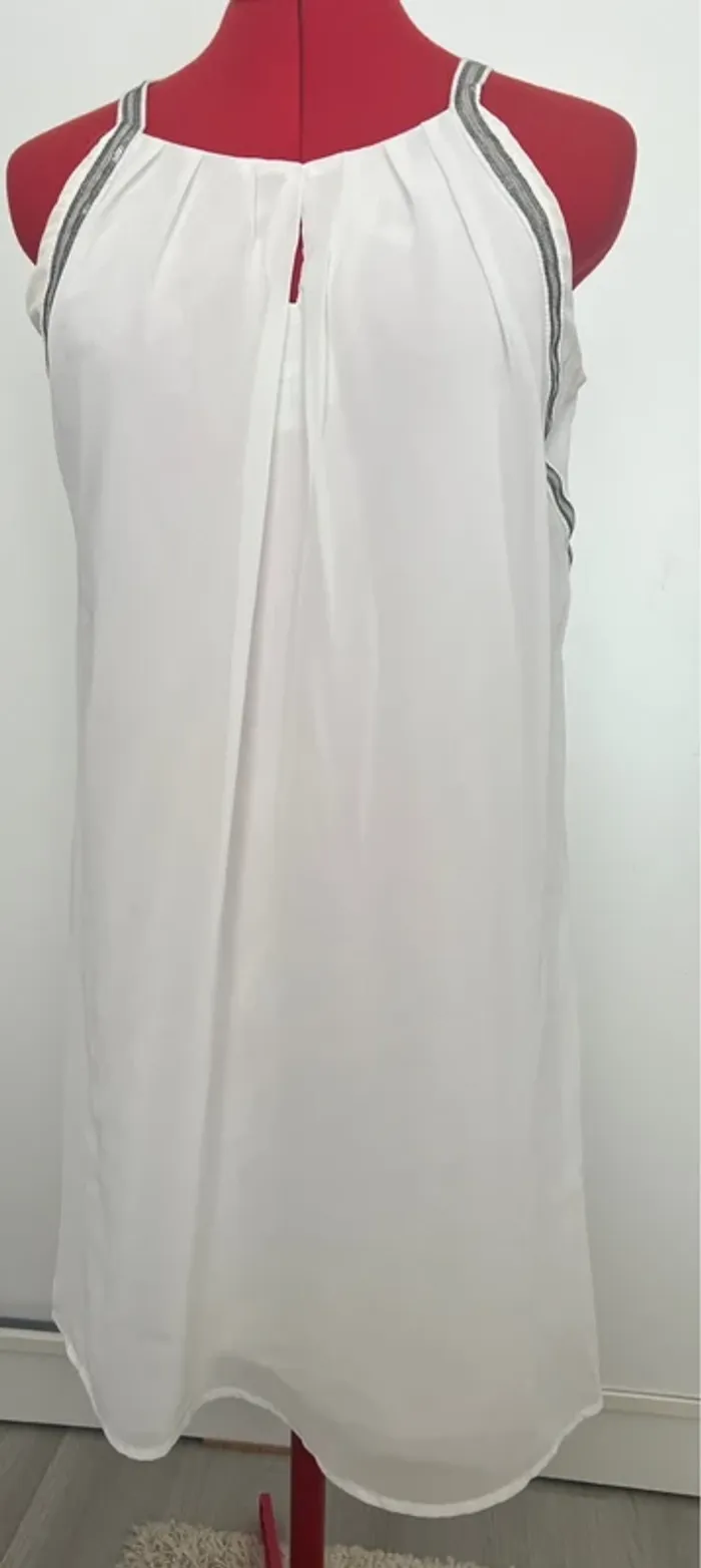 Robe emmanchures américaines blanche et argenté sequins May&co - photo numéro 3